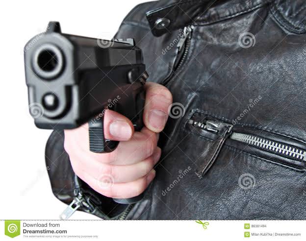 images (2) Homem é alvejado a tiros no Vale do Piancó nesta segunda-feira (18)