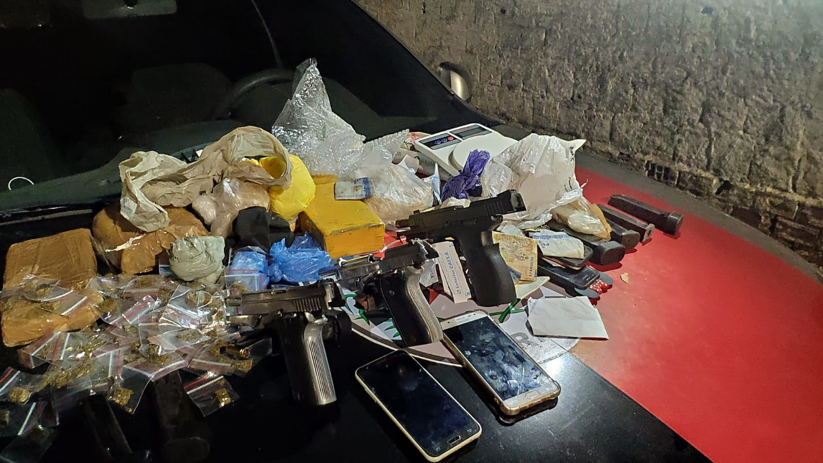 io Polícia apreende pistolas e drogas em duas ações de combate ao tráfico em João Pessoa