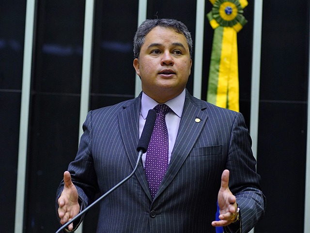 141422 TODOS POR UM E UM POR TODOS .Efraim Filho diz que posição da bancada será individual