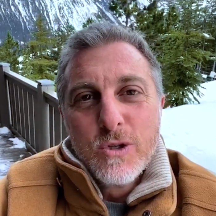 huck-davos-e1579857663308 (1) Startup de Luciano Huck dispensa todos os funcionários por WhatsApp