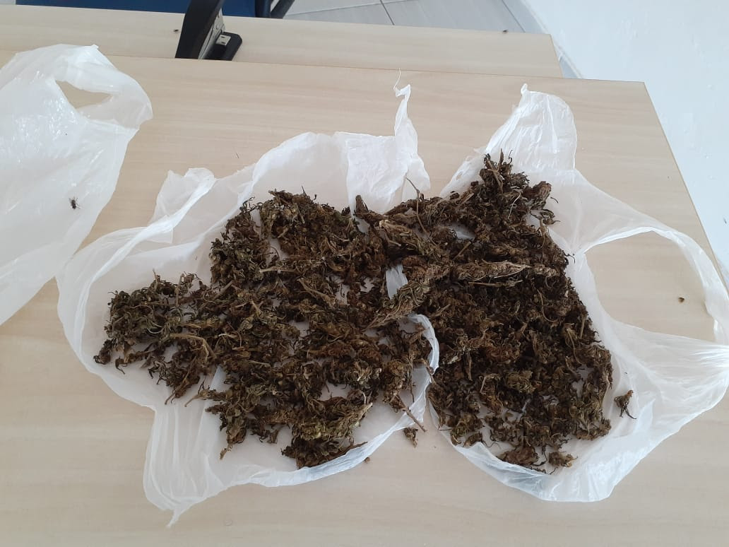 51 Polícia intercepta moto e apreende maconha que seria vendida no Sertão