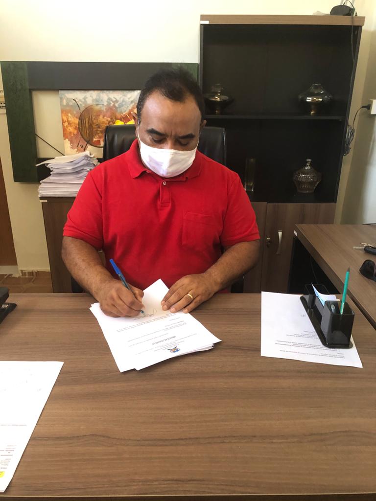 WhatsApp Image 2020-06-23 at 22.34.26 Ordem de serviço de uma passagem molhada é assinada pelo prefeito Marcos Eron visando beneficiar a comunidade do sitio Serrinha