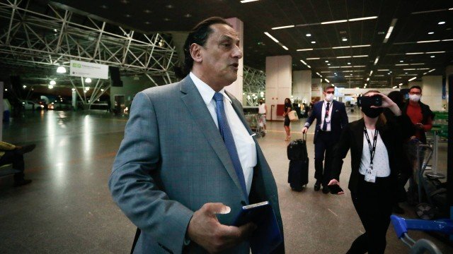 este Ao contrário do que dizia, Wassef admite que abrigava Queiroz