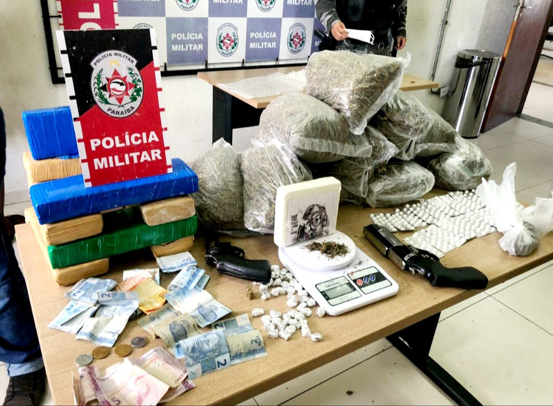 unnamed (1) Suspeitos de atuação no tráfico são presos com mais de 10 kg de drogas e armas na zona sul da Capital