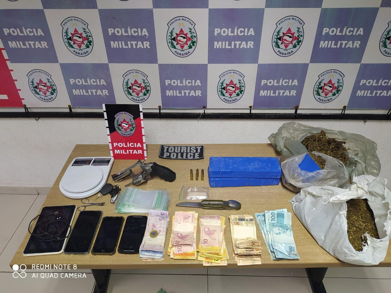 unnamed (2) Polícia apreende mais de 3 quilos de drogas e arma de fogo em veículo