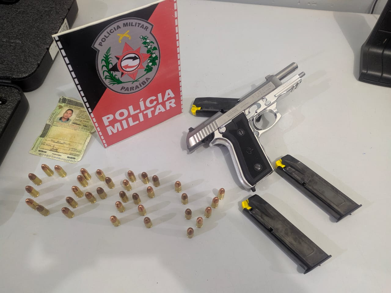unnamed Polícia aborda carro em blitz e flagra motorista com pistola em Santa Rita