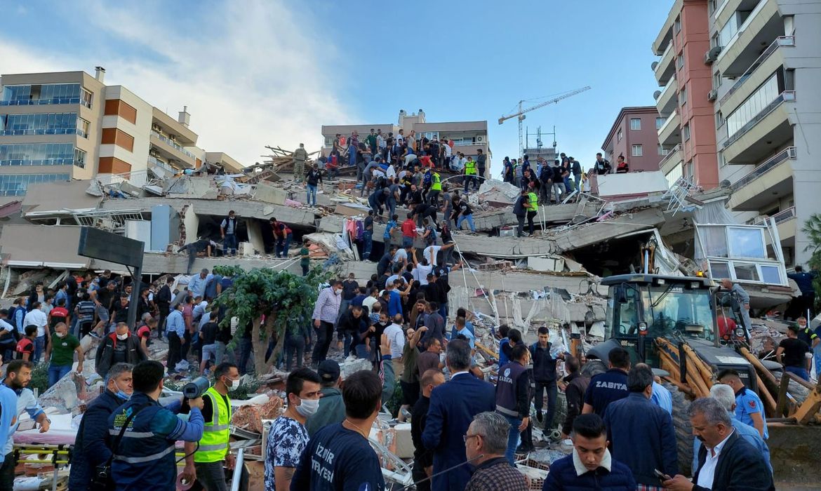2020-10-30t134527z_1121081308_rc21tj9ipef3_rtrmadp_3_turkey-quake Forte terremoto atinge Mar Egeu, Turquia e Grécia