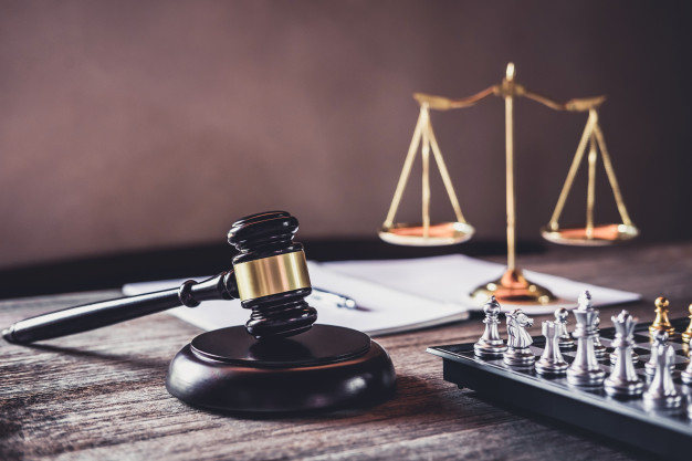 juiz-martelo-com-justica-advogados-objeto-documentos-trabalhar-tabela_28283-890 Câmara Criminal nega pedido de revogação de prisão preventiva de condenado por estupro de vulnerável