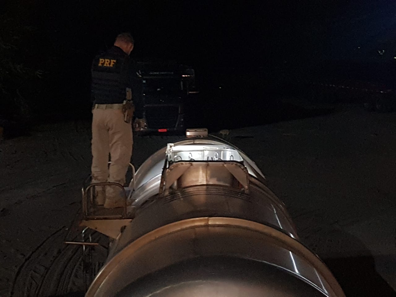 Galões são apreendidos  em três carros e PRF constata furto de combustível em caminhões próximos ao Porto de Cabedelo