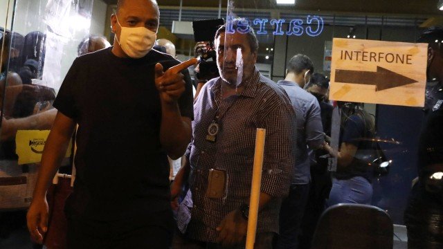 Integrante do grupo Molejo Anderson Leonardo quer receber indenização de rapaz com quem fez sexo