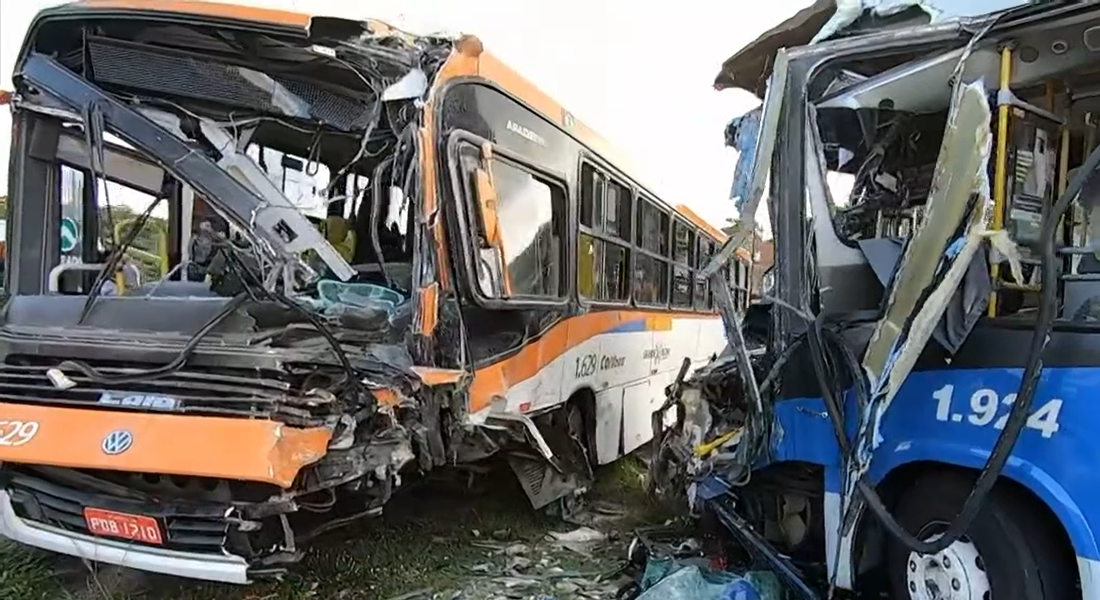 Colisão entre ônibus e BRT na PE-15 deixa feridos em Olinda