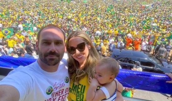 Esposa  e filha de 11 meses de Eduardo Bolsonaro contraem Covid-19