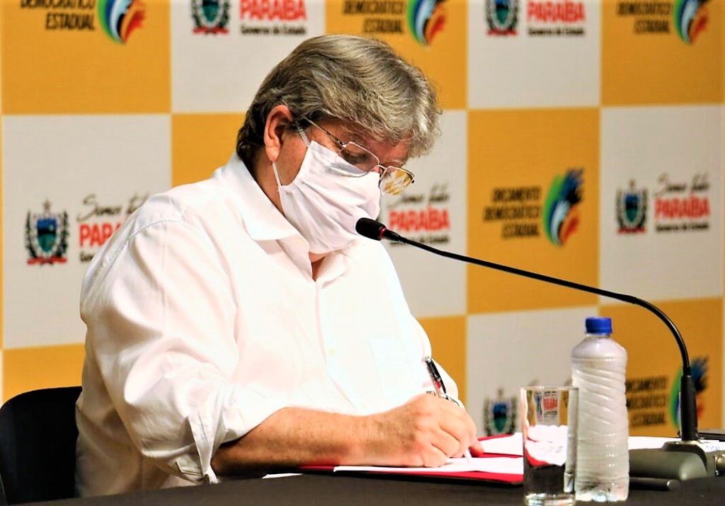 Joao-Azevedo-assina-e1603749070598 João Azevêdo anuncia novos recursos no aniversário de Campina Grande, além de R$ 743,5 milhões em investimentos