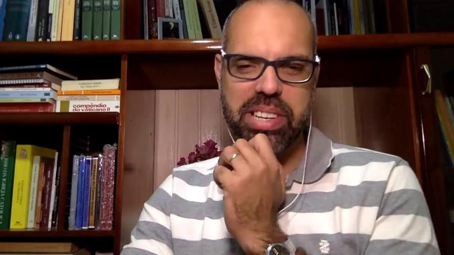 Alexandre de Moraes determina prisão e extradição de Allan dos Santos