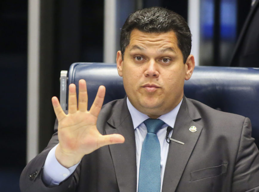 Alcolumbre-3-868x644 NO SENADO . Alcolumbre cede e marca sabatina de André Mendonça