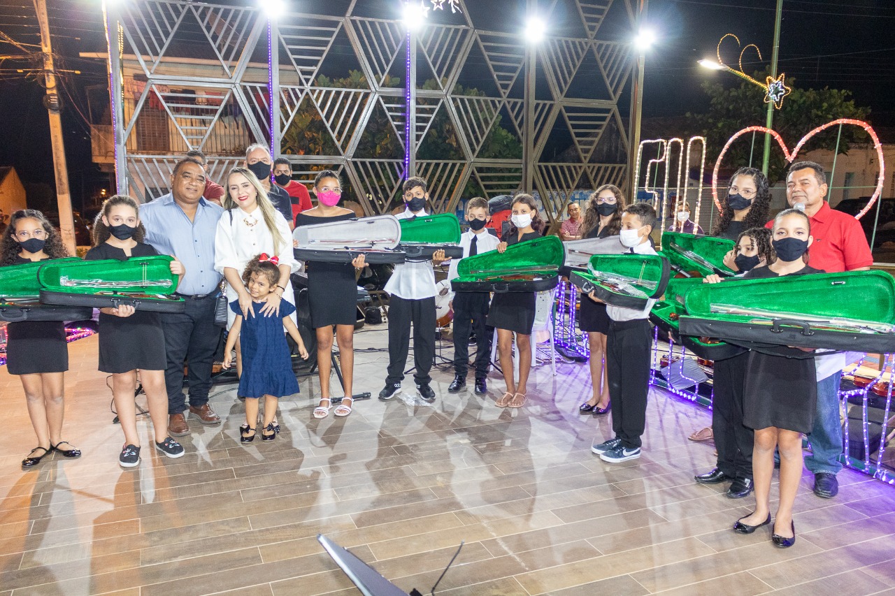 WhatsApp Image 2021-12-26 at 16.11.32 Prefeitura de Monte Horebe pb realiza entrega de violinos a várias crianças do SCFV através da Secretaria de Ação Social