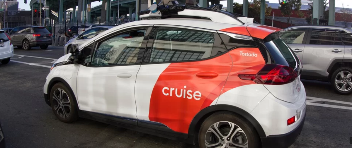 NOVO MUNDO. Polícia pede para carro autônomo encostar por não ter motorista