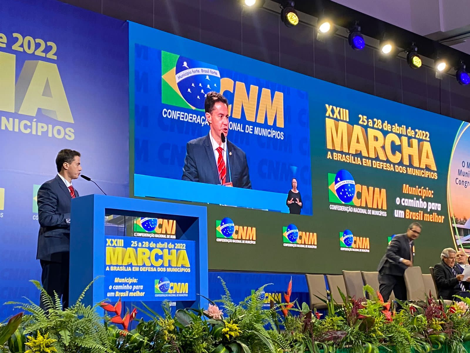 Senador Veneziano destacou   importância da pauta municipalista durante encontro com prefeitos em Brasilia