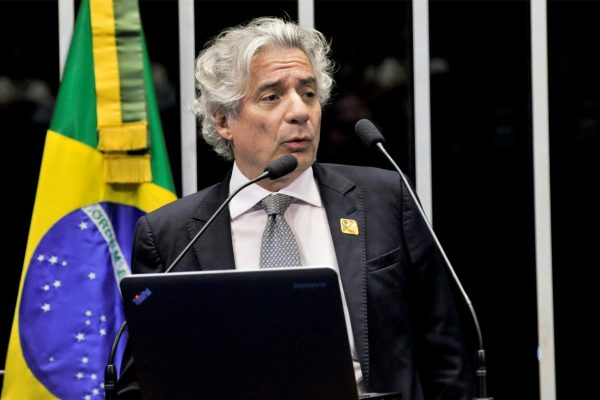 adriano-pires-agencia-senado-600x400 Minas e Energia diz que não recebeu desistência de Pires da Petrobras