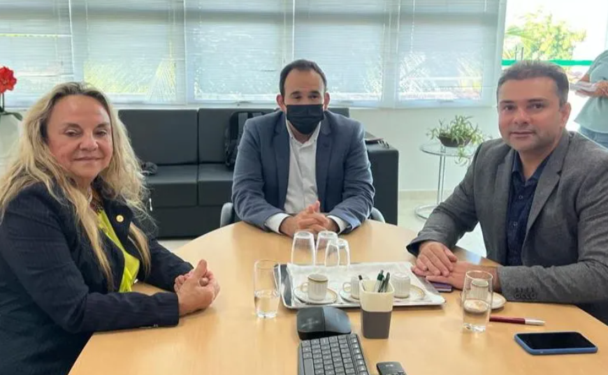 paula Deputada Paula de Cajazeiras define com secretaria estadual de Saúde e CRM solução para atendimento Pediátrico de Cajazeiras