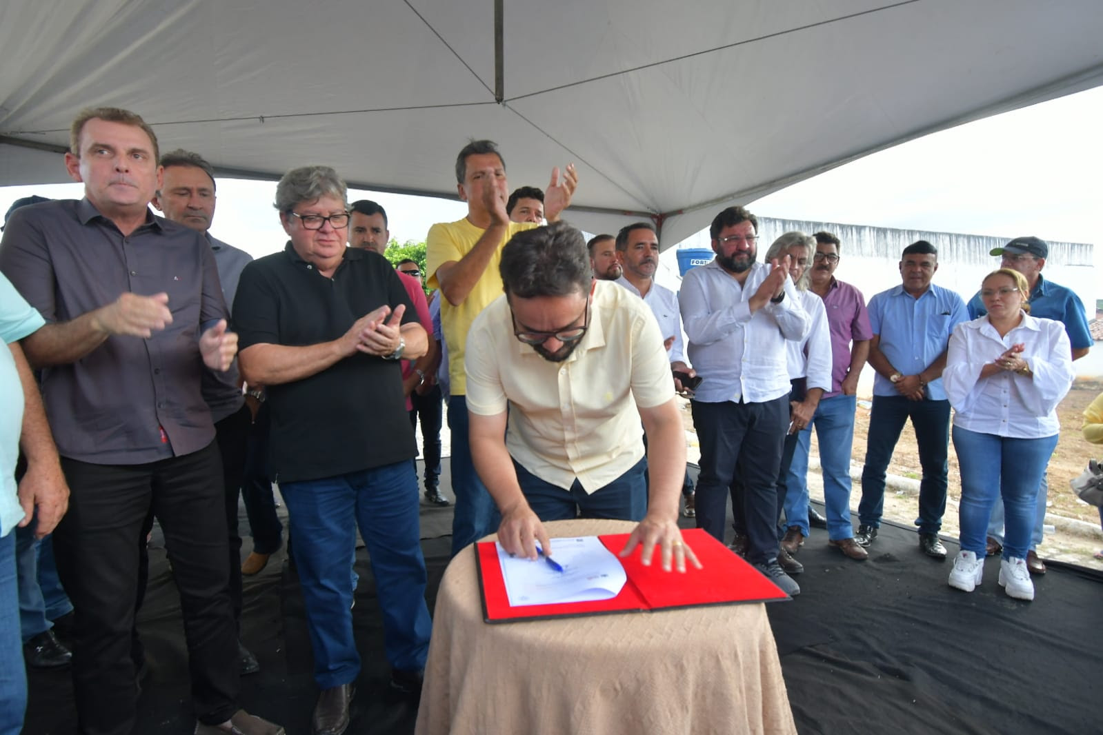 unnamed (1) Governo fortalece agricultura familiar com entrega de caminhões com baú isotérmico