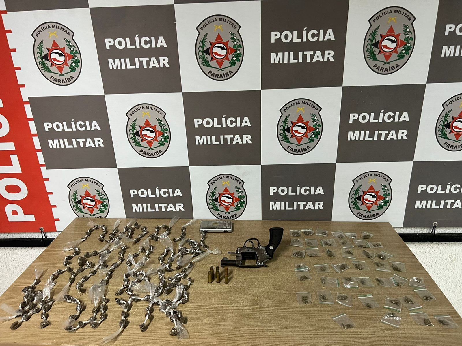 Polícia apreende armas, drogas e recupera veículo no José Américo