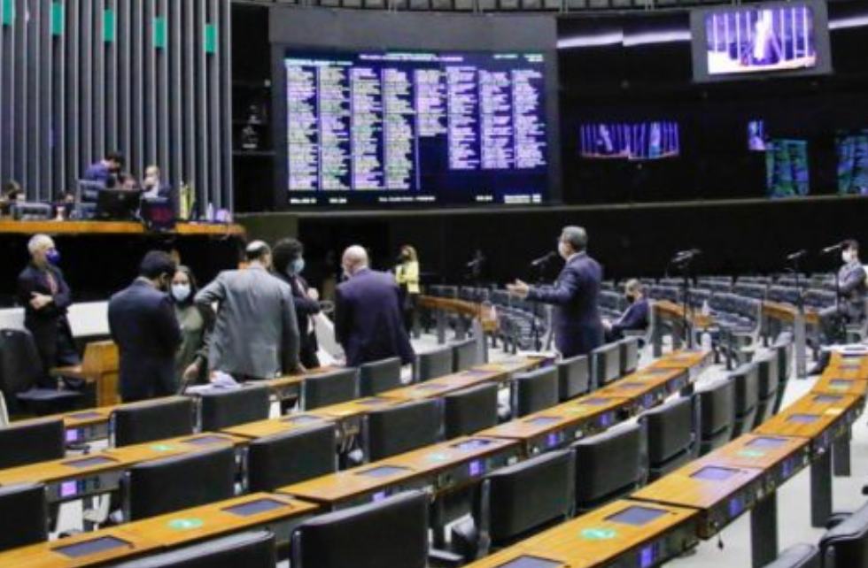 AUXILIO Câmara rejeita tornar Auxílio Brasil de R$ 600 permanente