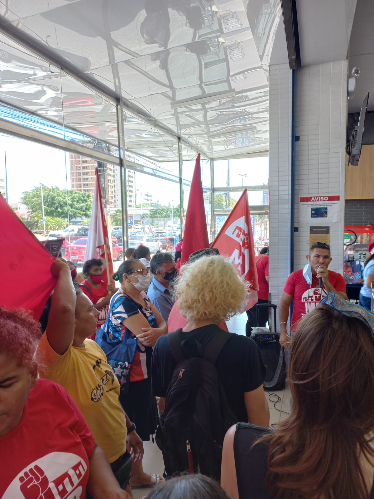 MILITANTES DO MLB EM JOÃO PESSOA SÃO AGREDIDOS DENTRO DE SUPERMERCADO DURANTE MOVIMENTO CONTRA FOME VEJA VIDEO