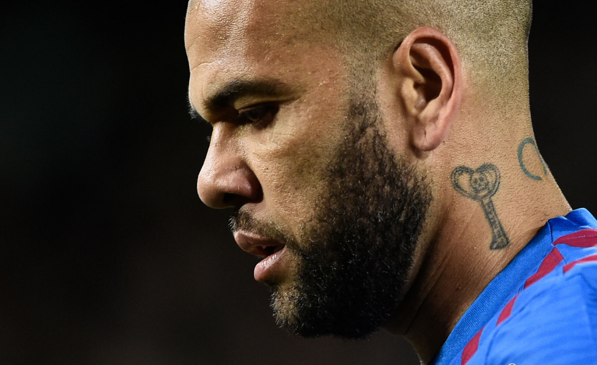 Acusado de estupro, Dani Alves contrata advogado que defendeu Messi
