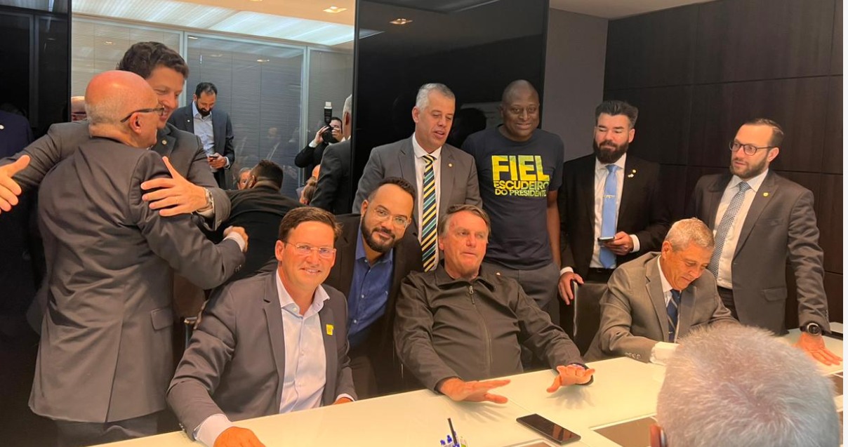 Bolsonaro reclama de não ter direito a blindado pago pelo governo