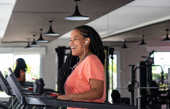Captura de tela 2023-06-27 080630 A prática regular de atividades físicas, considerada por especialistas como um dos principais meios de promoção e cuidado com a saúde, ainda não faz parte da rotina da maioria dos brasileiros. Pesquisa do Serviço Social da Indústria (SESI) com a população revela que 52% dos entrevistados raramente ou nunca fazem exercícios. Entre os que praticam atividades físicas, 22% se exercitam diariamente, 13% pelo menos três vezes por semana e 8% pelo menos duas vezes por semana. A frequência da prática de atividades físicas é um dos itens do levantamento, que abordou hábitos relacionados à saúde, qualidade do atendimento e dos serviços de saúde, a relação entre saúde e trabalho e perfil de uso dos serviços. A pesquisa foi realizada pelo Instituto FSB Pesquisa entre os dias 10 e 14 de março de 2023. Foram entrevistados 2.021 cidadãos com mais de 16 anos em todos os estados do país. A margem de erro é de dois pontos percentuais, com intervalo de confiança de 95%. “A promoção da saúde e de comportamentos preventivos é fundamental para a redução de problemas na vida das pessoas. Com a prática de atividades físicas, temos pessoas mais saudáveis e dispostas para encarar os desafios do dia a dia”, destaca Rafael Lucchesi, diretor superintendente do SESI. A premissa é evidenciada quando se faz a associação entre prática de atividade física e adoecimento. De acordo com a pesquisa, 72% das pessoas que praticam exercícios com frequência não tiveram problemas de saúde nos últimos 12 meses. Entre aqueles que nunca praticam atividades físicas, 42% tiveram problemas de saúde nos últimos 12 meses. Acesse Aqui, os detalhes da pesquisa. Quando questionados sobre o estado de saúde individual comparado com alguém da mesma idade e sexo, 7 em cada 10 brasileiros (67%) avaliaram como “muito bom” e “bom”. Outros 26% avaliaram como regular e 6% como ruim e muito ruim. E quando perguntados sobre todos os aspectos que envolvem a saúde – físico, mental e social, não somente a ausência de doenças -, o percentual de quem avaliou o estado de saúde como muito bom e bom caiu cinco pontos percentuais (63%). Boa saúde envolve físico, mental e social, dizem entrevistados A relação entre trabalho e qualidade de vida também foi abordada pela pesquisa. Nesse aspecto, 9 em cada 10 entrevistados (94%) concordaram que um profissional com a saúde física e mental em dia é mais produtivo no seu trabalho. A pesquisa também apontou que 12% dos entrevistados têm hábito de realizar consultas regulares com psicólogo. A maioria acredita que a saúde é um fator que não significa somente ausência de doenças ou enfermidades. Para quase 9 em cada dez pessoas (88%), a saúde é um estado completo de bem-estar físico, mental e social, e não apenas a ausência de doença. O trecho da pesquisa que abordou a relação entre saúde e trabalho também avaliou aspectos como a satisfação com a atividade e o ambiente, perda de trabalho por motivos relacionados à saúde e o envolvimento em acidentes. A população – neste caso, empregados formais – também foi perguntada sobre medidas adotadas para melhorar a saúde dos trabalhadores. Para 66% dos trabalhadores, as empresas em que trabalham estabelecem limites de horas de trabalho ou número de turnos, 55% permitem flexibilidade e pausas para descanso ou prática de exercícios e 49% têm estrutura para prevenir violência, assédio e discriminação, ambiente livre do fumo e política de jornada de trabalho flexível, como home office. 67% usam o Sistema Único de Saúde A pesquisa do SESI também buscou verificar como a população utiliza e avalia o sistema de saúde (público e privado), tanto pela percepção quanto pela experiência. Segundo o levantamento, 43% dos brasileiros utilizam apenas os serviços públicos, 27% utilizam tanto serviços públicos e privados e 12% utilizam o serviço privado. Entre os que utilizaram nos últimos 12 meses, 67% recorreram ao sistema público e 32%, ao setor privado Os resultados chamam a atenção para a grande diferença entre como o brasileiro percebe a qualidade do serviço utilizado com sua experiência de atendimento, em especial em relação aos serviços públicos. Quando se trata da percepção sobre a qualidade dos serviços públicos e privados, as perspectivas são diametralmente opostas. Entre os entrevistados, 40% consideram a qualidade dos serviços privados ótima e boa e 15% a consideram ruim ou péssima. Quanto aos serviços públicos, apenas 16% dos entrevistados consideram a qualidade ótima e boa e 46% a consideram ruim e péssima. De forma geral, a percepção negativa sobre o serviço público parte do brasileiro que utiliza apenas o setor privado. Entre os usuários do serviço privado, 15% consideram a qualidade do serviço público ótima ou boa, enquanto 51% a avaliam como ruim ou péssima. Esse mesmo público avalia o serviço privado, 50% o avaliam como bom ou ótimo e 13%, como ruim ou péssima. Já entre os usuários apenas do serviço público, 34% avaliam o serviço privado como ótimo ou bom. Na população total, porém, quando se avalia a experiência de atendimento na rede pública (Sistema Único de Saúde – SUS), 45% a consideraram ótima e boa, 35% a consideraram regular e 18% a consideraram ruim ou péssima. De maneira geral, quem utilizou os serviços de saúde (públicos e privados) recentemente, avaliou bem tanto o atendimento como os serviços. A qualidade do atendimento foi ótima e boa para 68% da população, regular para 23% e ruim ou péssima para 9%. A qualidade do serviço foi ótima e boa para 67%, regular para 25% e ruim ou péssima para 8%. Maioria defende atendimento primário como porta de entrada no sistema de saúde A Atenção Primária em Saúde foi valorizada pela população ouvida na pesquisa. Para 8 em cada 10 pessoas, o percurso no sistema de saúde deve iniciar nesse nível de atendimento: 79% acham melhor o paciente ser sempre atendido pelo clínico geral ou pelo programa de saúde da família antes de procurar um especialista.