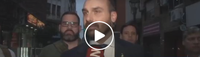Filho de  Bolsonaro defende “liberação de armas” na Argentina e tem entrevista cortada na TV; vídeo