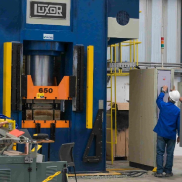 Emprego industrial, rendimento médio e massa salarial aumentaram em novembro