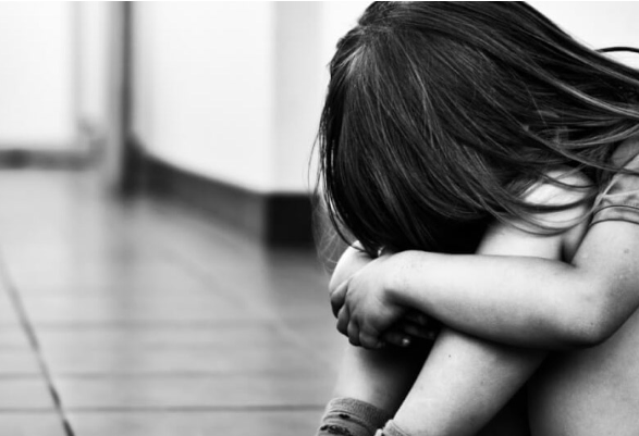 Criança de 12 anos engravida após estupro; padrasto é suspeito e está foragido