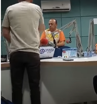 VEJA VIDEO . Deputado Chico Mendes invade rádio do empresário Zé Cavalcante e ameaça radialista ao vivo 
