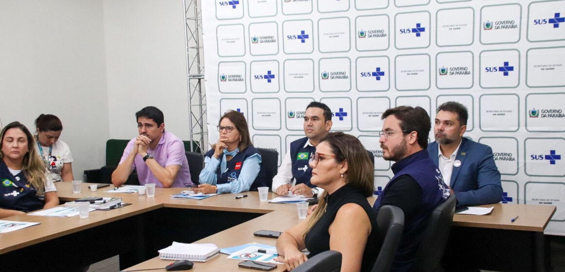 Governo da Paraíba realiza reunião com prefeitos para alinhar estratégias e apresenta ações de combate à dengue