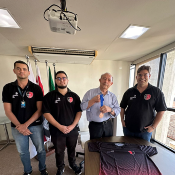 Presidente da FIEPB, Francisco Gadelha entrega medalha a aluno do SENAI premiado na Wordskills