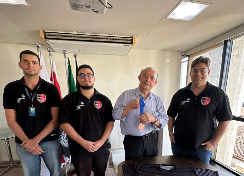Presidente da FIEPB, Francisco Gadelha entrega medalha a aluno do SENAI premiado na Wordskills