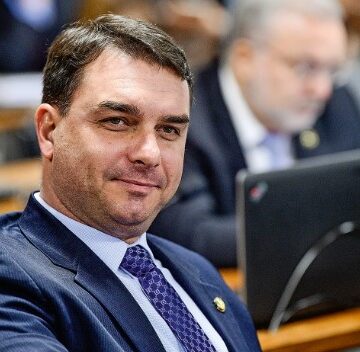 Flávio Bolsonaro se posiciona contra impeachment de Moraes do STF
