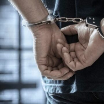 Elemento que fugiu de motel para não pagar conta é preso na casa dos pais, em João Pessoa