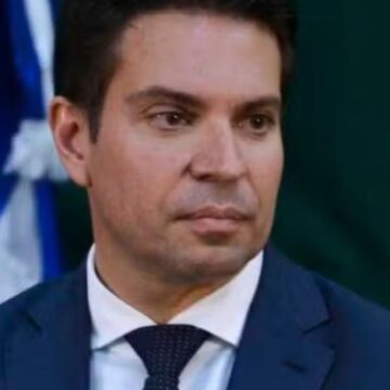 PF acha documentos de Ramagem com orientações para Bolsonaro atacar as urnas e relatos sobre STF