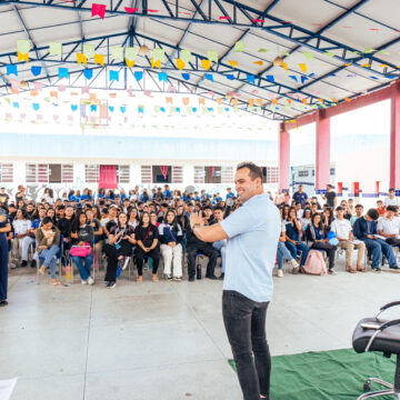 Vice-governador participa de roda de conversa sobre protagonismo e projeto de vida com estudantes de escola em Queimadas