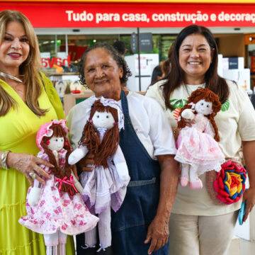 Primeira-dama do Estado participa da abertura de feira no Ferreira Costa na Semana da Criança e destaca importância do espaço para o artesanato
