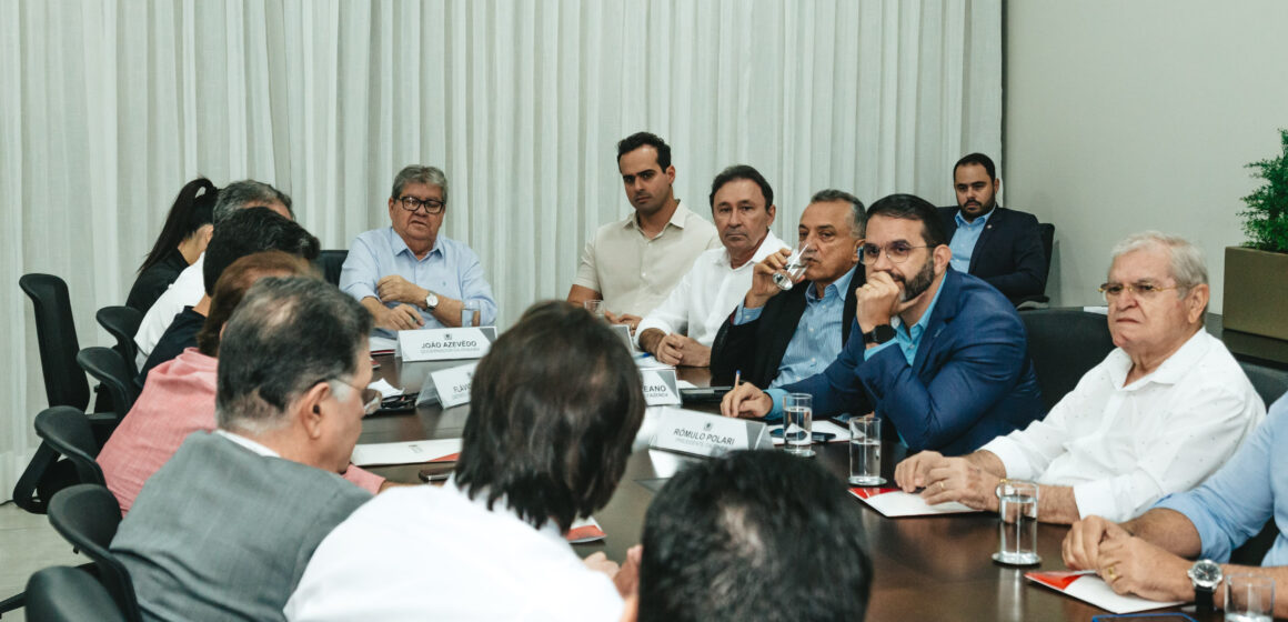 João Azevêdo se reúne com empresários de Campina Grande e define investimentos em infraestrutura nos distritos industriais