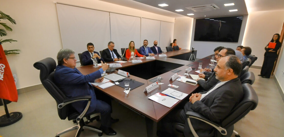 João Azevêdo recebe embaixador do Irã e destaca potencialidades econômicas da Paraíba
