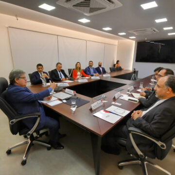 João Azevêdo recebe embaixador do Irã e destaca potencialidades econômicas da Paraíba