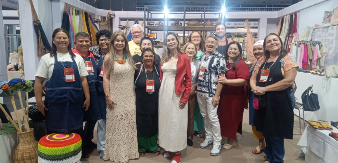 Primeira-dama do Estado acompanha artesãos em feira nacional, em Minas Gerais, e destaca apoio ao artesanato paraibano