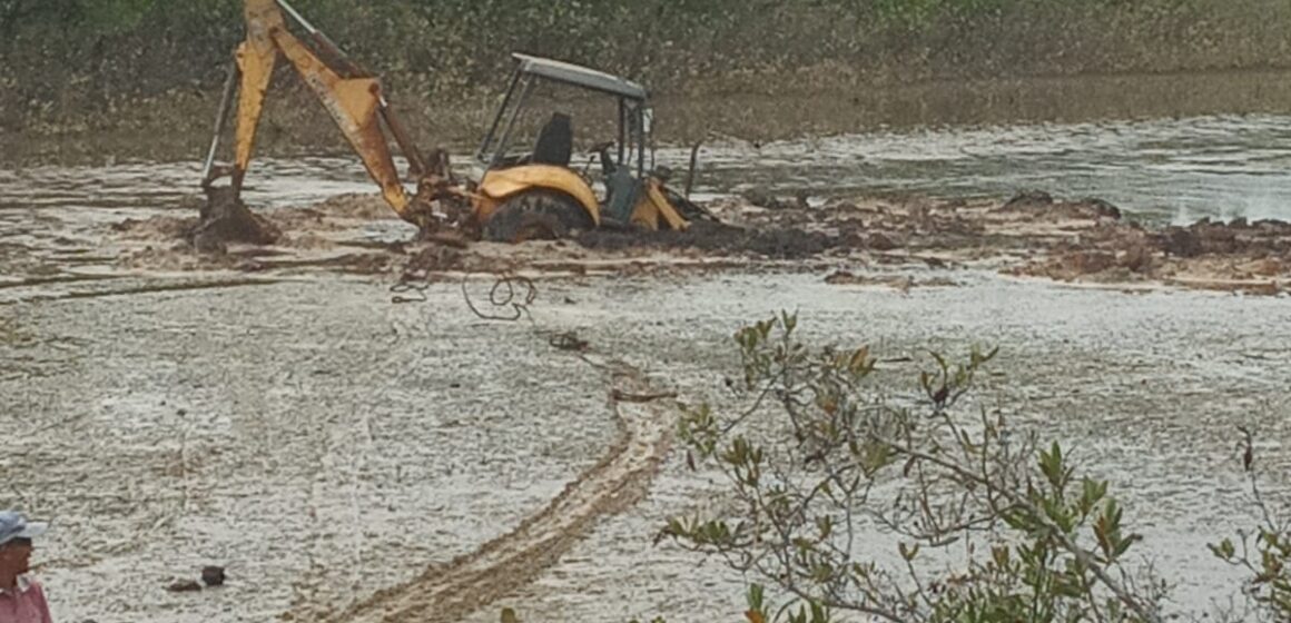 Prefeito de Lucena comete improbidade administrativa  ao  utilizar em áreas privadas  maquinas adquiridas  com  dinheiro do povo, e  abandonar os equipamentos em manguezais veja imagens