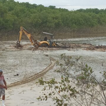 Prefeito de Lucena comete improbidade administrativa  ao  utilizar em áreas privadas  maquinas adquiridas  com  dinheiro do povo, e  abandonar os equipamentos em manguezais veja imagens