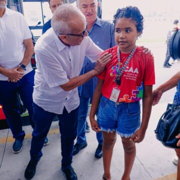 fd94de1d-50b4-4bbd-bb8b-a35924239689 Cícero Lucena apresenta novo modelo de ônibus 100% elétrico dentro do grande projeto de mobilidade urbana da Capital